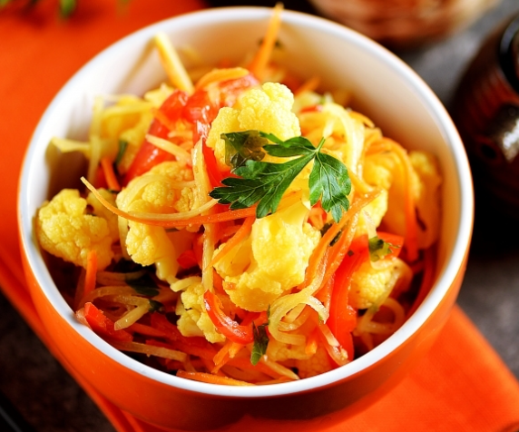 ყვავილოვანი კომბოსტო ბოლოკითა და სტაფილოთი კორეულად