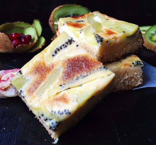 გადაბრუნებული ღვეზელი (ტარტი) კივით არაჟანზე