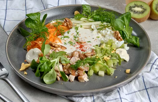 ფენიანი სალათი ქათმით