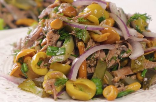 სალათი „პიკანტური“ (ხორცით, სოკოთი და მწნილი კიტრით)