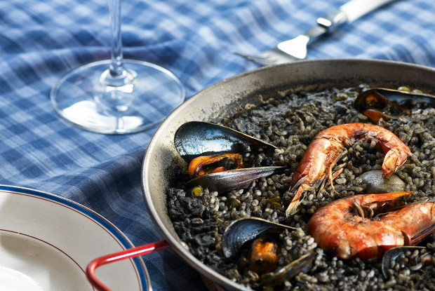 შავი პაეილია კრევეტებით.