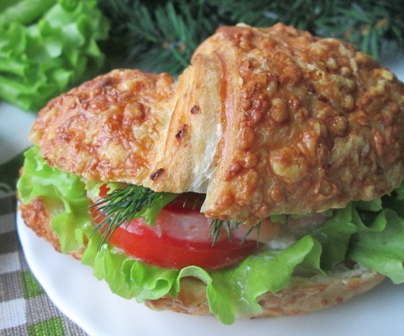 კრუასანი ნაკლებმარილიანი ორაგულით და ყველის კრემით