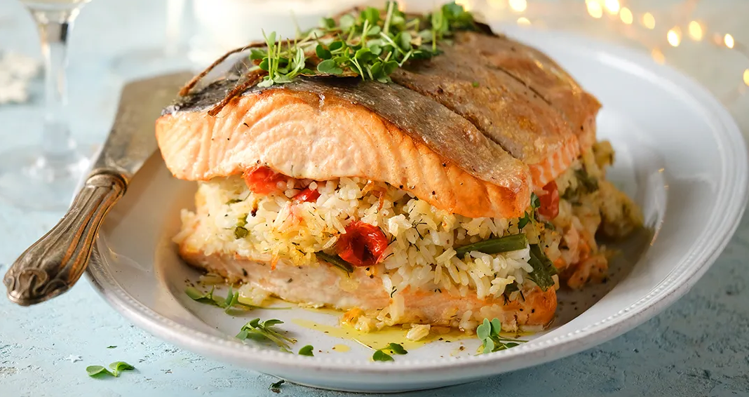 ორაგულის მრგვალი სტეიკი ფორთოხლის სოუსით.