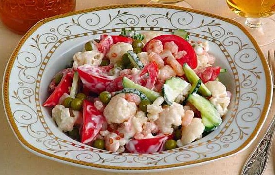 სალათი ყვავილოვანი კომბოსტოთი და კრევეტებით