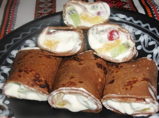 შოკოლადის ბლინები ათქვეფილი ნაღებითა და ხილით